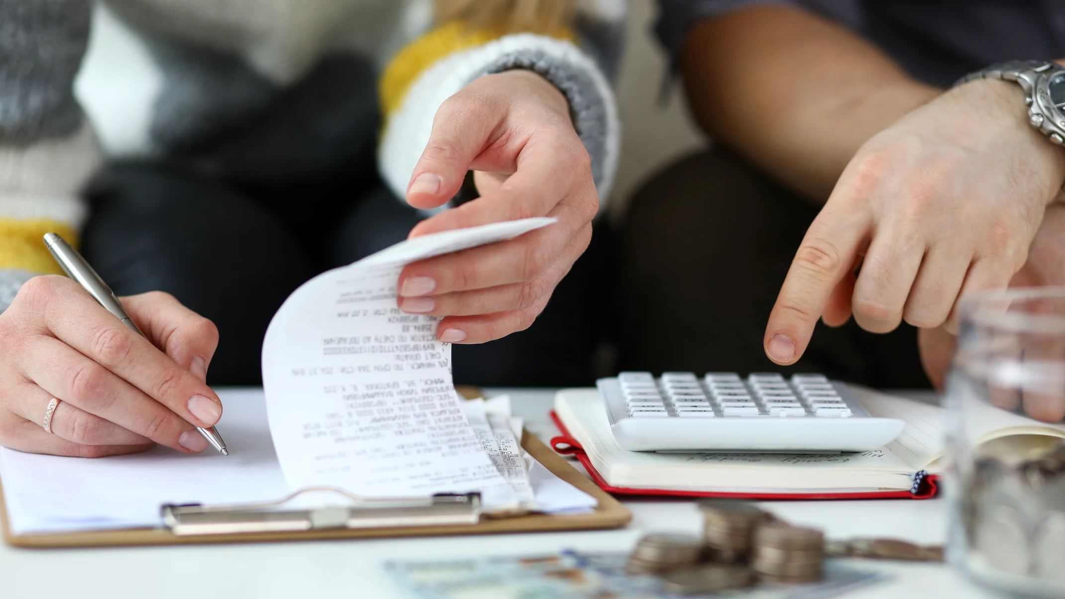 Una familia revisa facturas y calcula gastos Una familia revisa facturas y calcula gastos