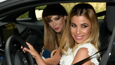 Natalia, al volante y Gisela, de copiloto de camino a la boda de Chenoa Natalia, al volante y Gisela, de copiloto de camino a la boda de Chenoa