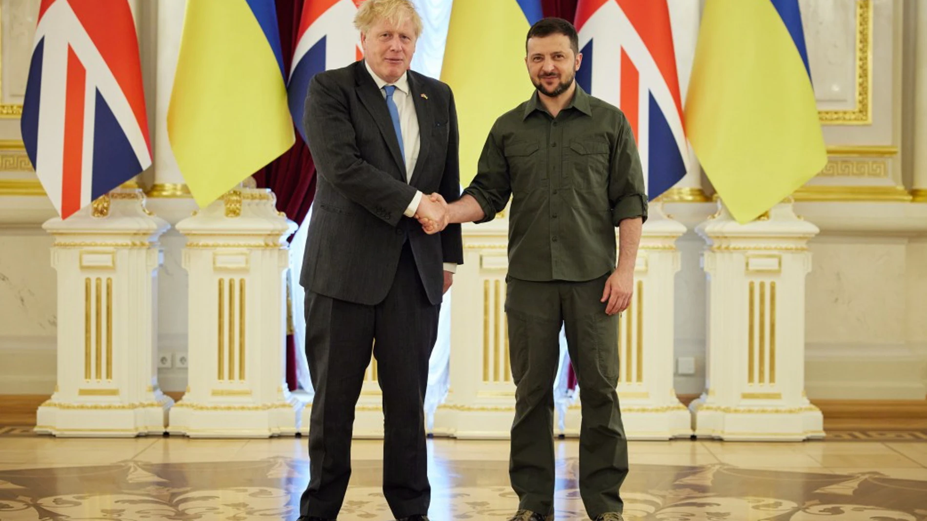 Boris Johnson junto a Volodímir Zelenski en Kiev