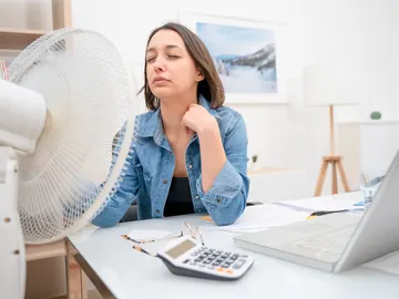 Mujer frente al ventilador Mujer frente al ventilador