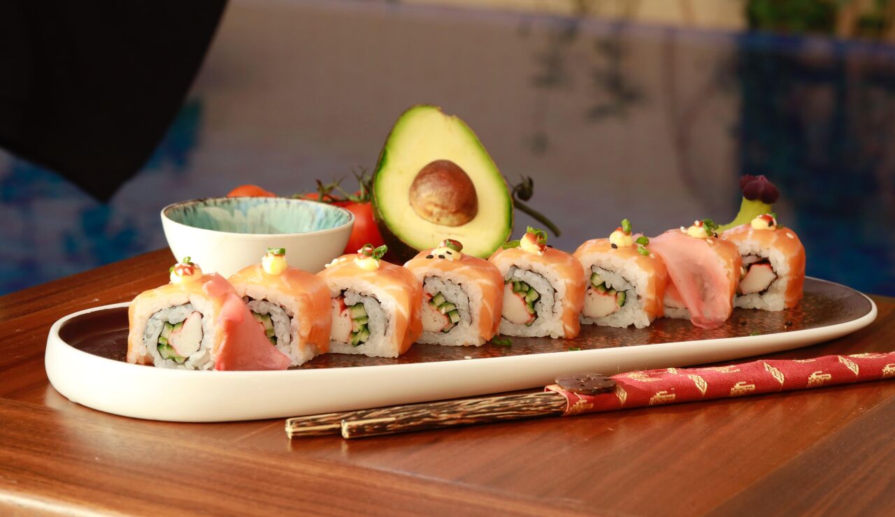 Plato de sushi listo para comer