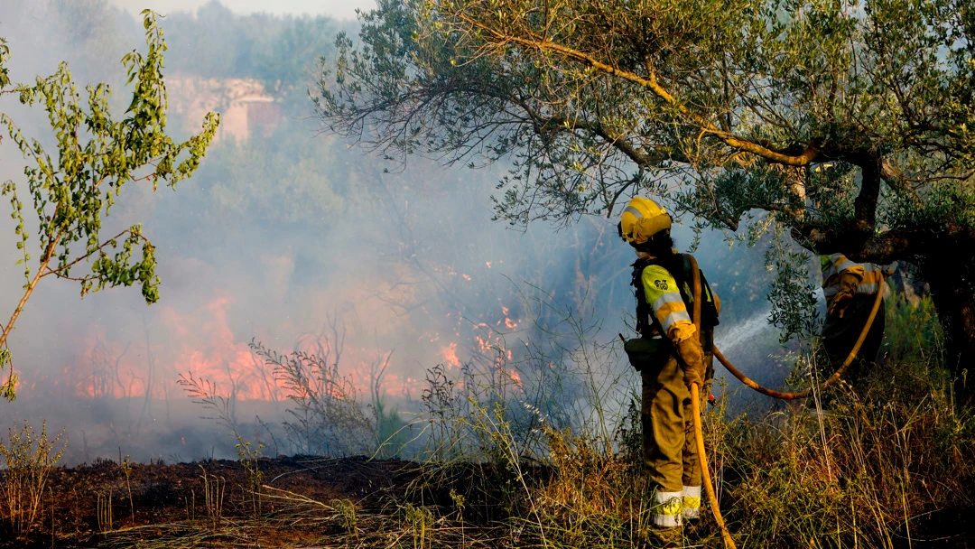 Labores de extinci&oacute;n del incendio forestal declarado este viernes en Caudiel (Castell&oacute;n) 
