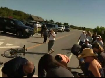 Joe Biden se cae de la bicicleta durante un paseo por la playa junto a su esposa