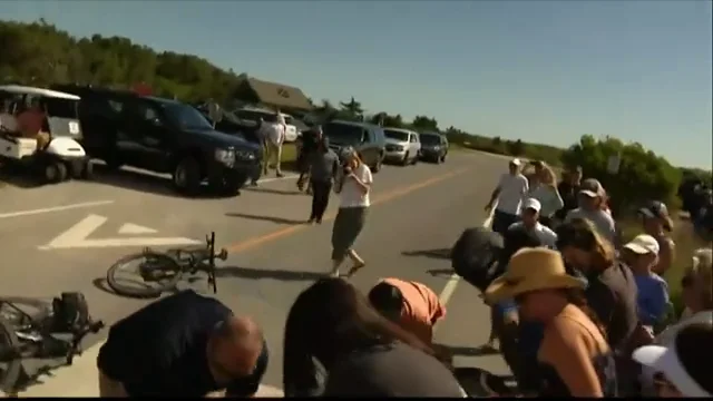 Joe Biden se cae de la bicicleta durante un paseo por la playa junto a su esposa Joe Biden se cae de la bicicleta durante un paseo por la playa junto a su esposa