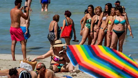 Turistas en la playa Turistas en la playa