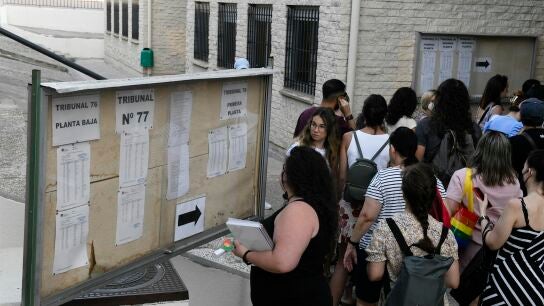 Opositores comprobando las aulas de examen 
