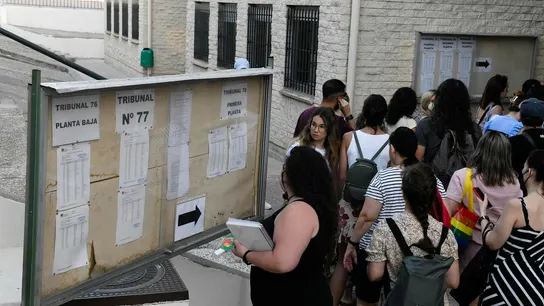 Opositores comprobando las aulas de examen Opositores comprobando las aulas de examen