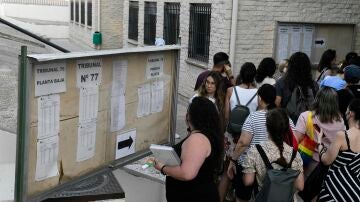 Opositores comprobando las aulas de examen 