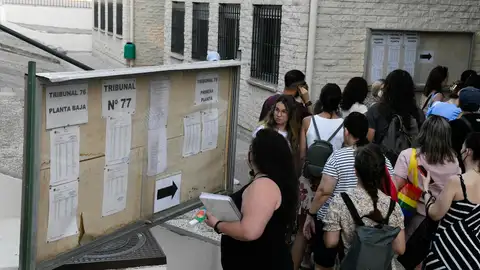 Opositores comprobando las aulas de examen Opositores comprobando las aulas de examen