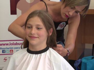 Unos 60 niños de Alicante se rapan el pelo para apoyar a niños con cáncer: 