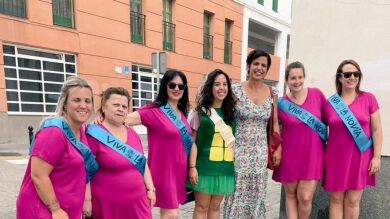 El divertido encuentro de Teresa Rodríguez (Adelante Andalucía) y 'la novia tortuga' y otras anécdotas de las Elecciones de Andalucía