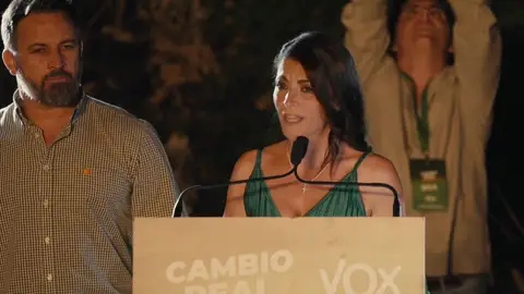 Santiago Abascal y Macarena Olona Macarena Olona reconoce que no es el resultado esperado, pero que "Andalucía dice no al gobierno de Sánchez"