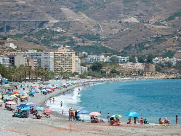 Centenares de personas disfrutan de un caluroso día en una de las playas de Granada