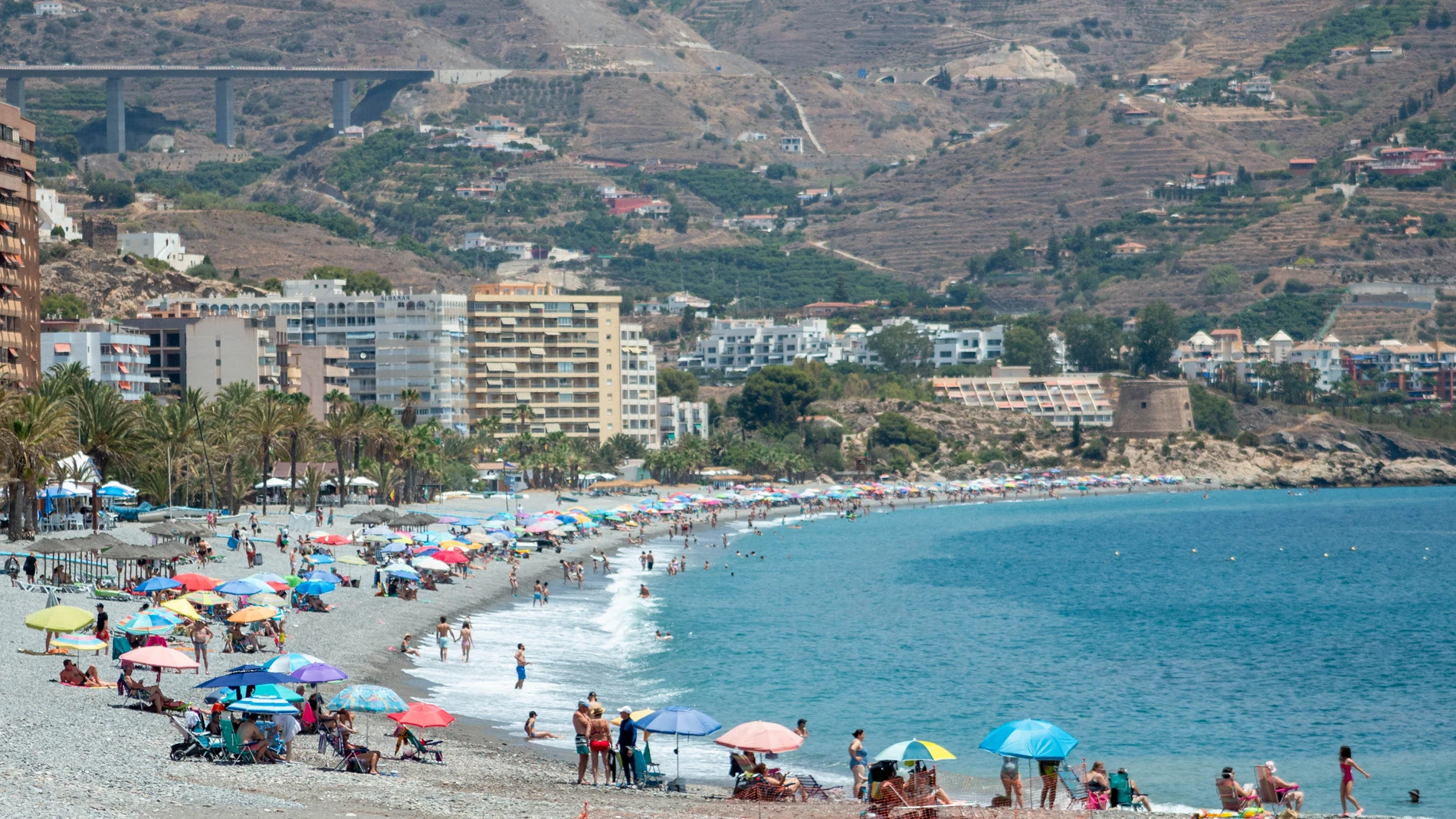 Centenares de personas disfrutan de un caluroso día en una de las playas de Granada