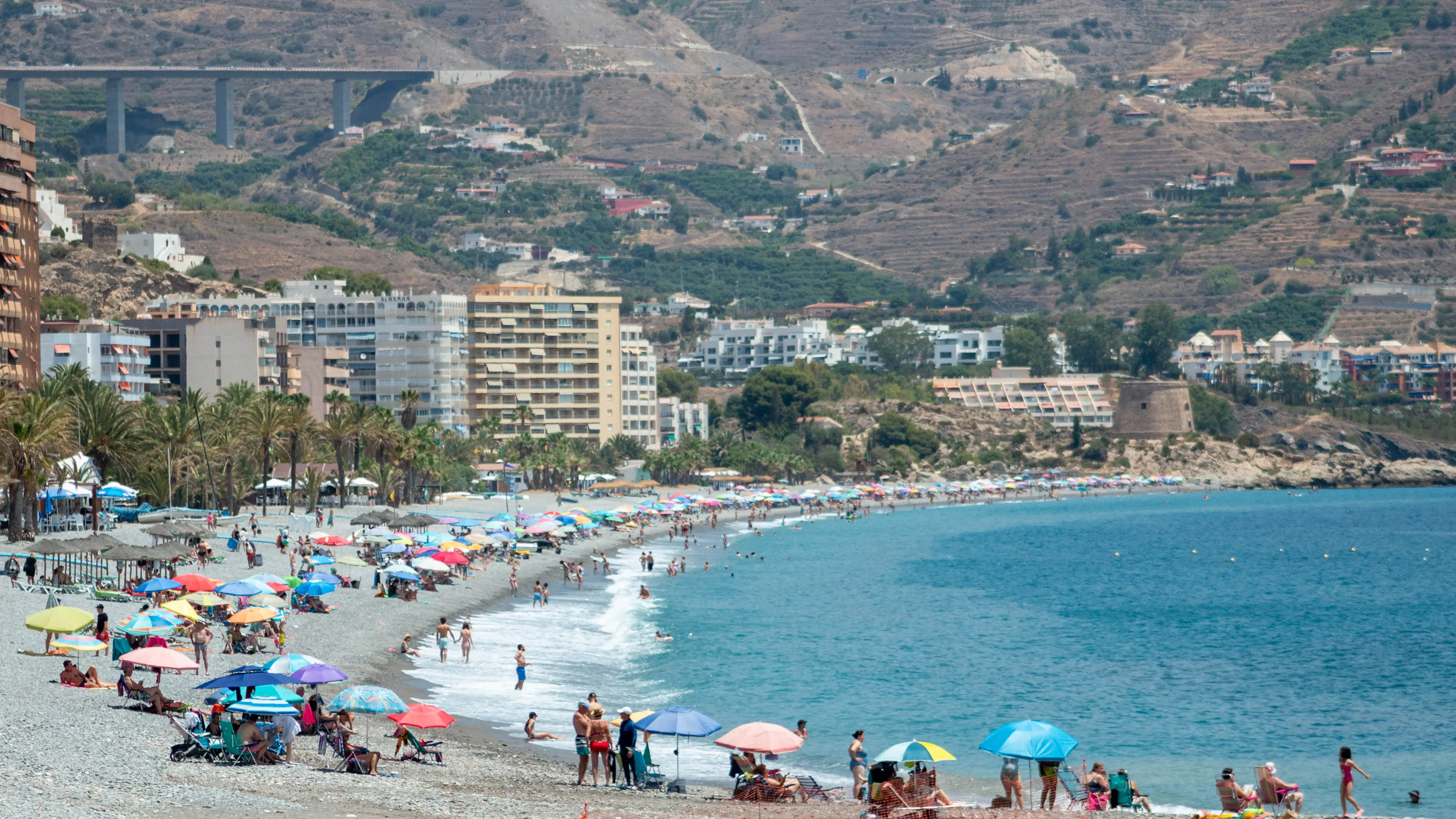 Centenares de personas disfrutan de un caluroso d&iacute;a en una de las playas de Granada