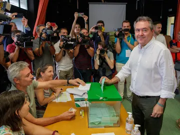 Juan Espadas vota en un colegio electoral en Sevilla Juan Espadas vota en un colegio electoral en Sevilla