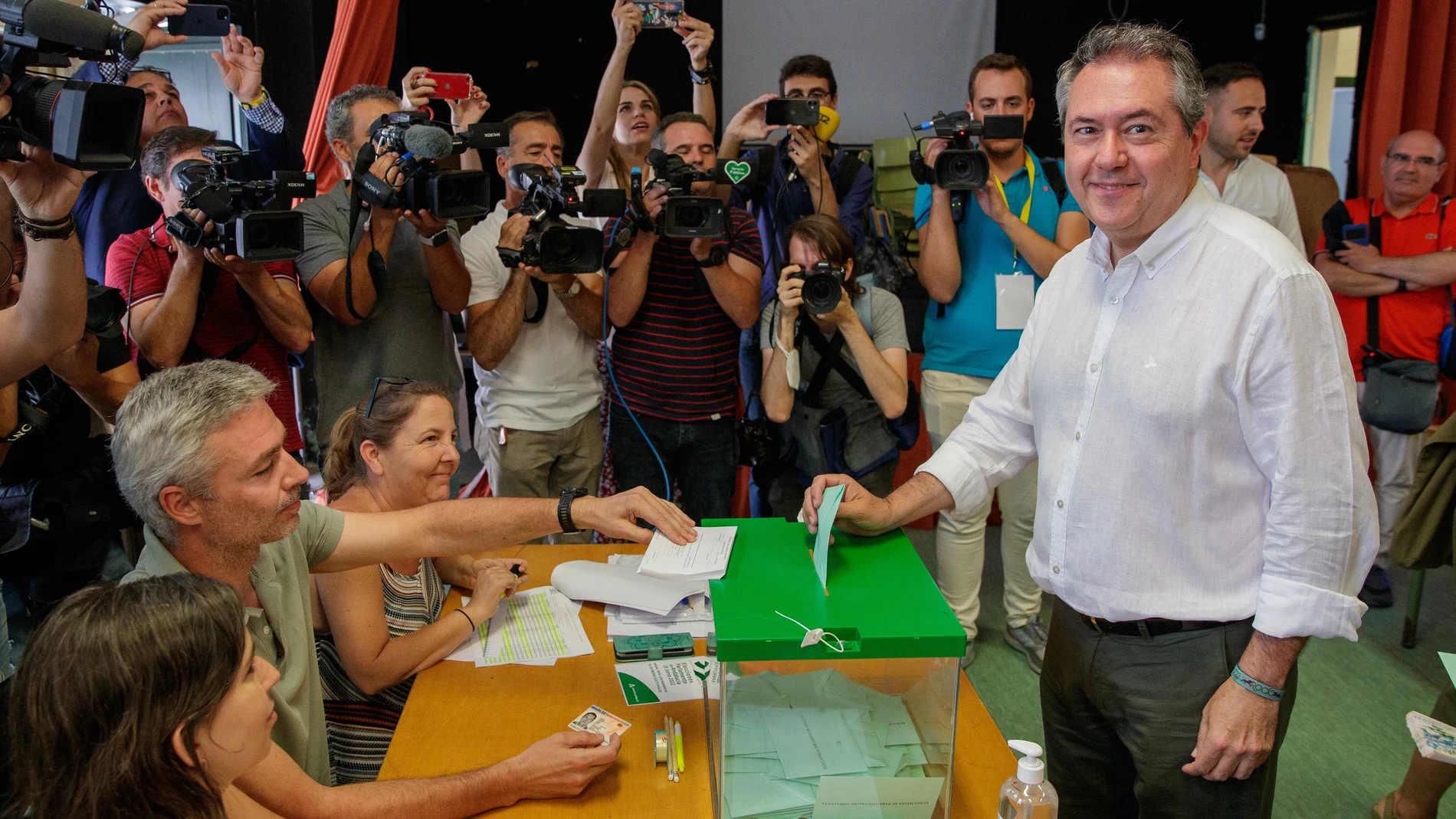 Juan Espadas vota en un colegio electoral en Sevilla