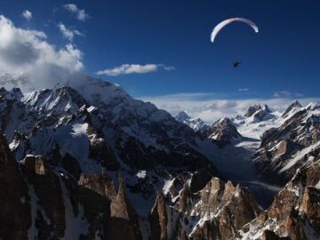 Horacio Llorens se prepara para ser la primera persona en sobrevalorar el K2 en parapente acrobático