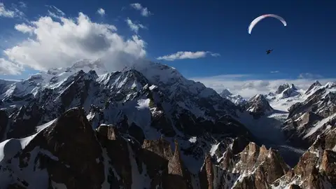 Horacio Llorens se prepara para ser la primera persona en sobrevalorar el K2 en parapente acrobático Horacio Llorens se prepara para ser la primera persona en sobrevalorar el K2 en parapente acrobático