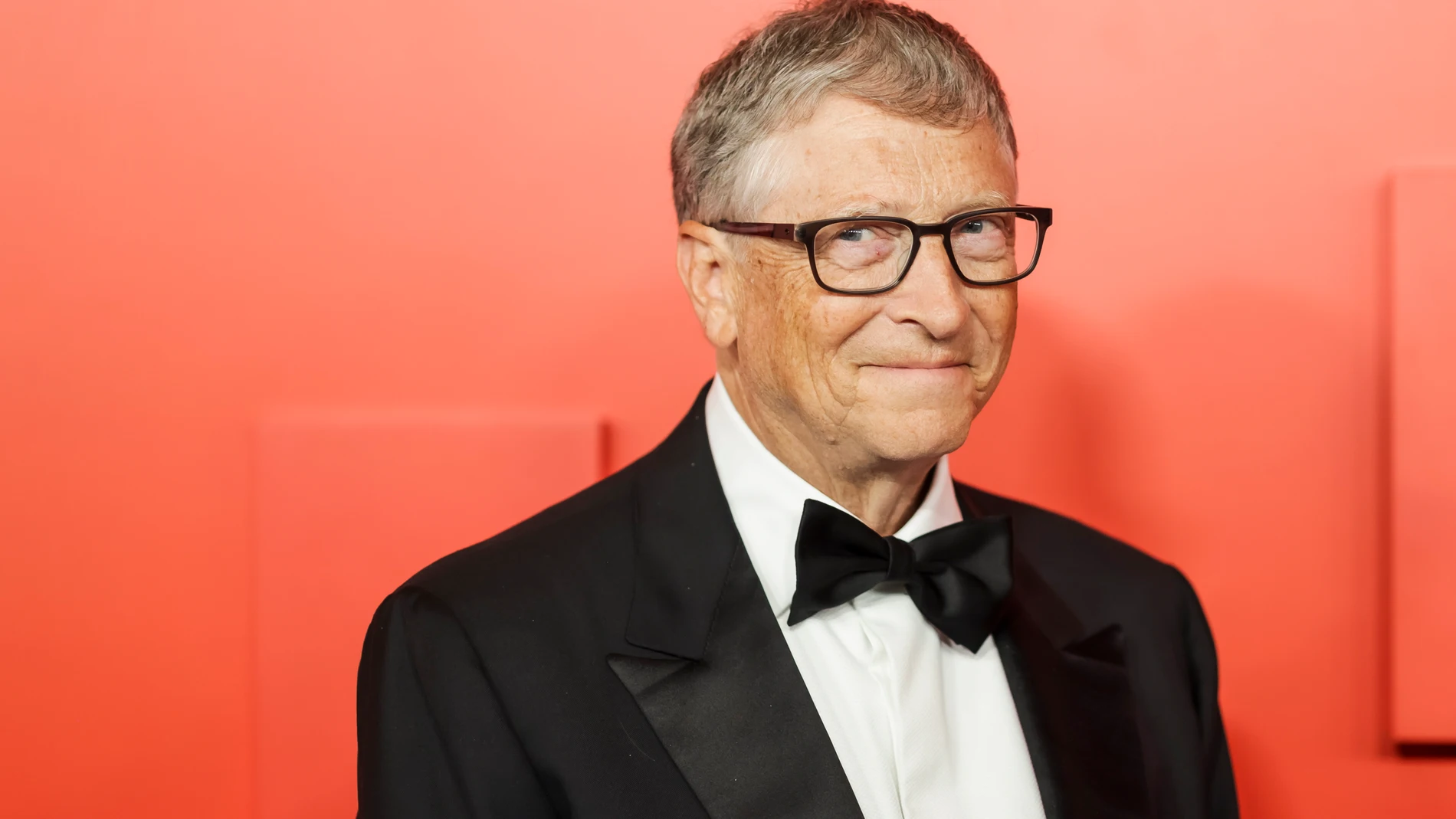 Bill Gates posando en la alfombra roja de la gala de Time 100