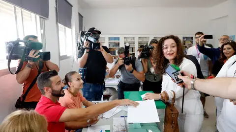 Inmaculada Nieto en el colegio electoral. Inmaculada Nieto en el colegio electoral.