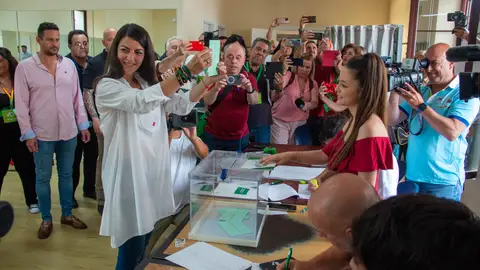 Macarena Olona emite su voto. Macarena Olona emite su voto.