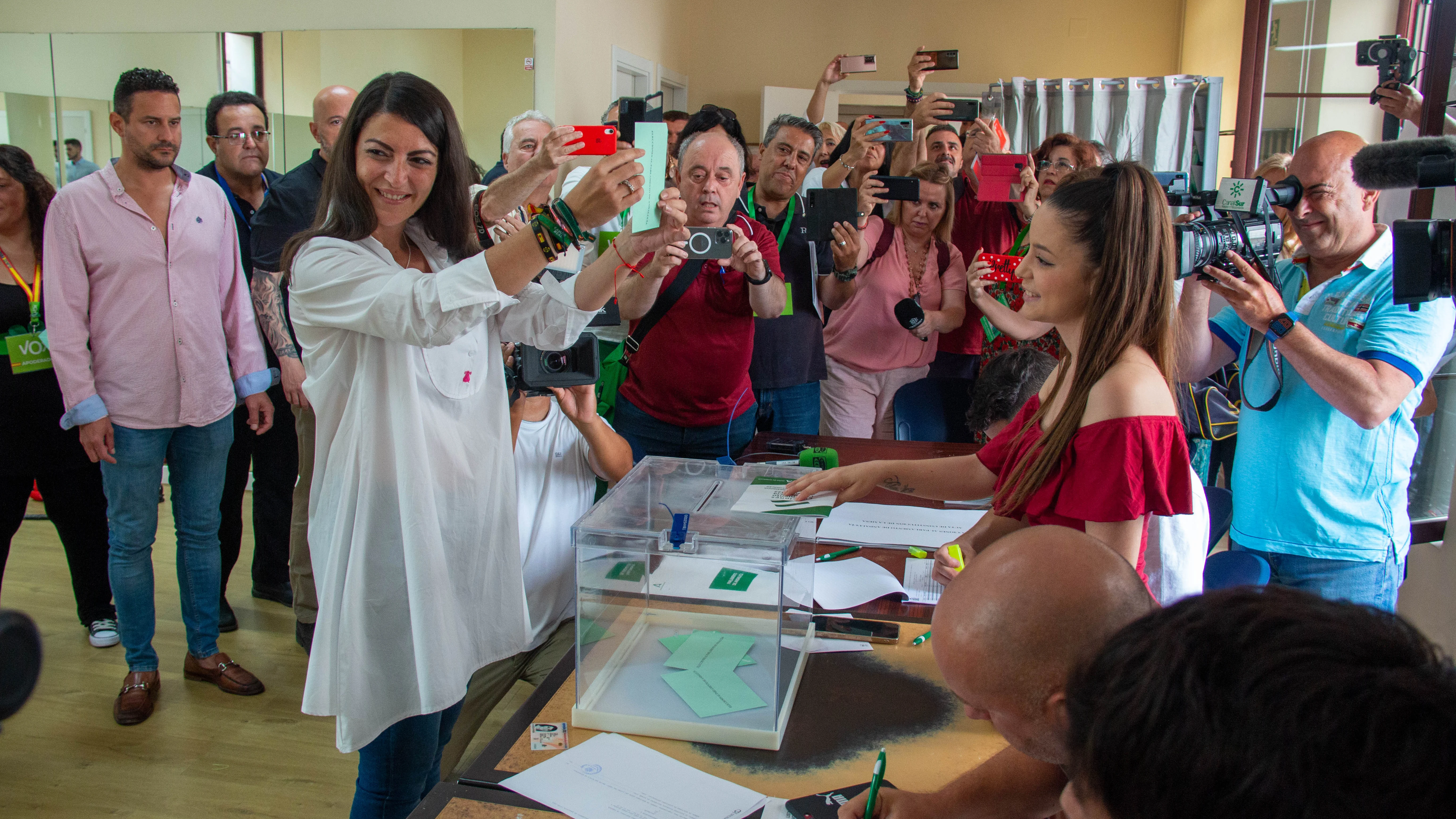 Macarena Olona emite su voto.