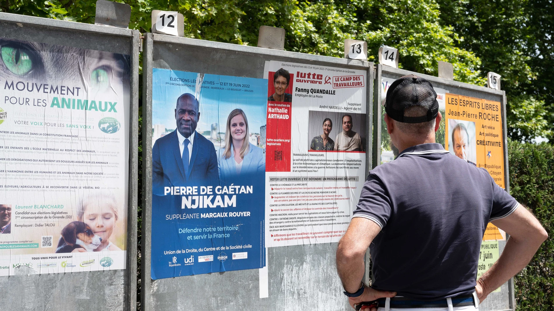 Un hombre observa los candidatos en la segunda vuelta en las elecciones legislativas francesas, el pasado viernes. Un hombre observa los candidatos en la segunda vuelta en las elecciones legislativas francesas, el pasado viernes.