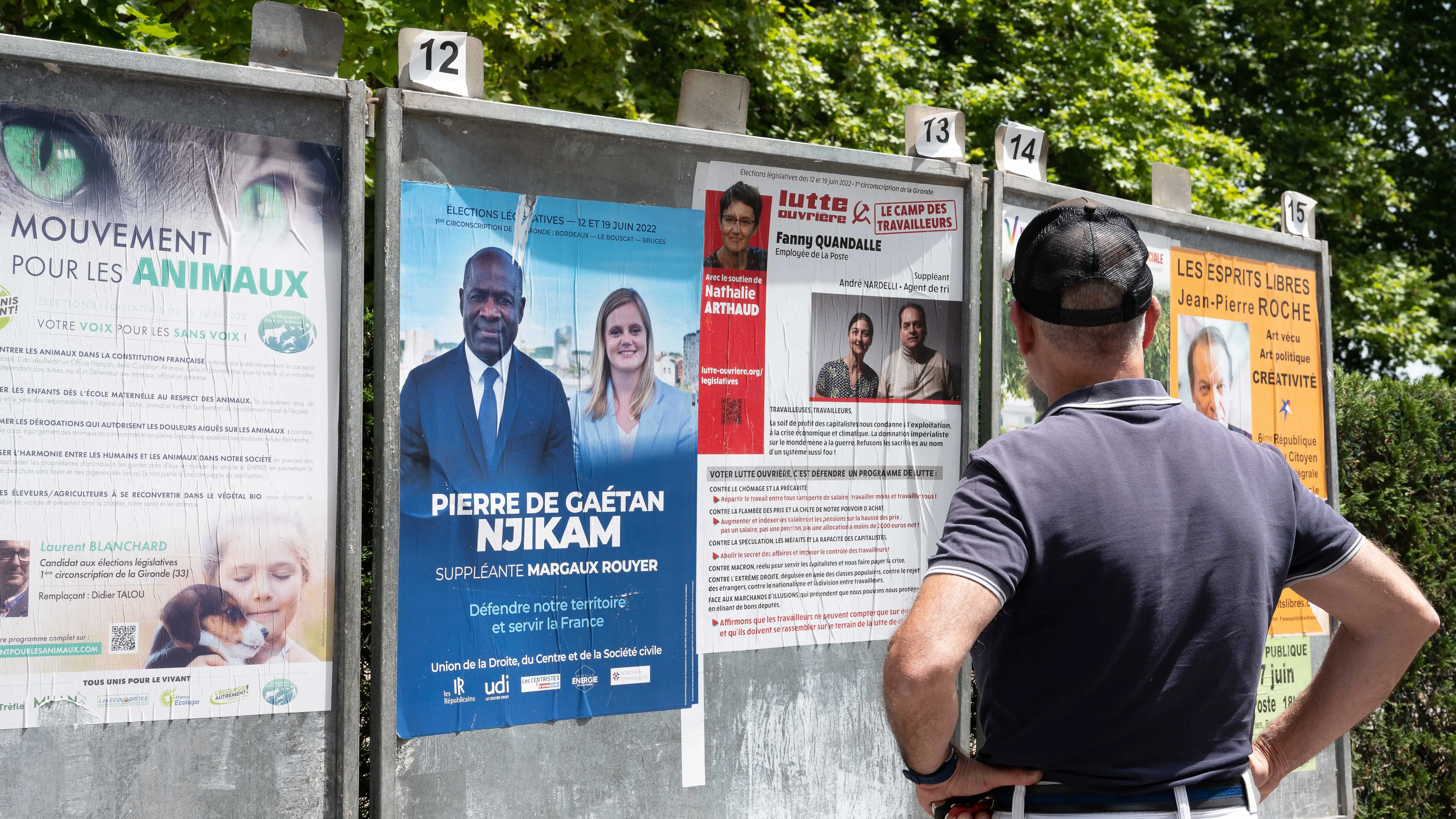 Un hombre observa los candidatos en la segunda vuelta en las elecciones legislativas francesas, el pasado viernes.