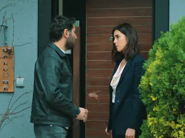 Asya le devuelve el anillo a Aras: "Lo siento, mucho. No puedo casarme contigo" Asya le devuelve el anillo a Aras: "Lo siento, mucho. No puedo casarme contigo"