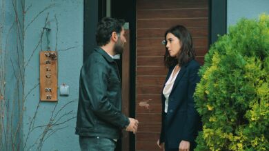 Asya le devuelve el anillo a Aras: 