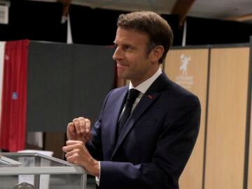 El presidente francés Emmanuel Macron vota en las elecciones legislativas francesas