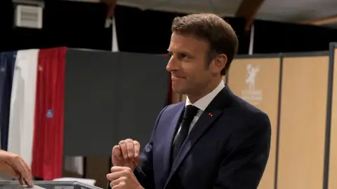 El presidente francés Emmanuel Macron vota en las elecciones legislativas francesas El presidente francés Emmanuel Macron vota en las elecciones legislativas francesas
