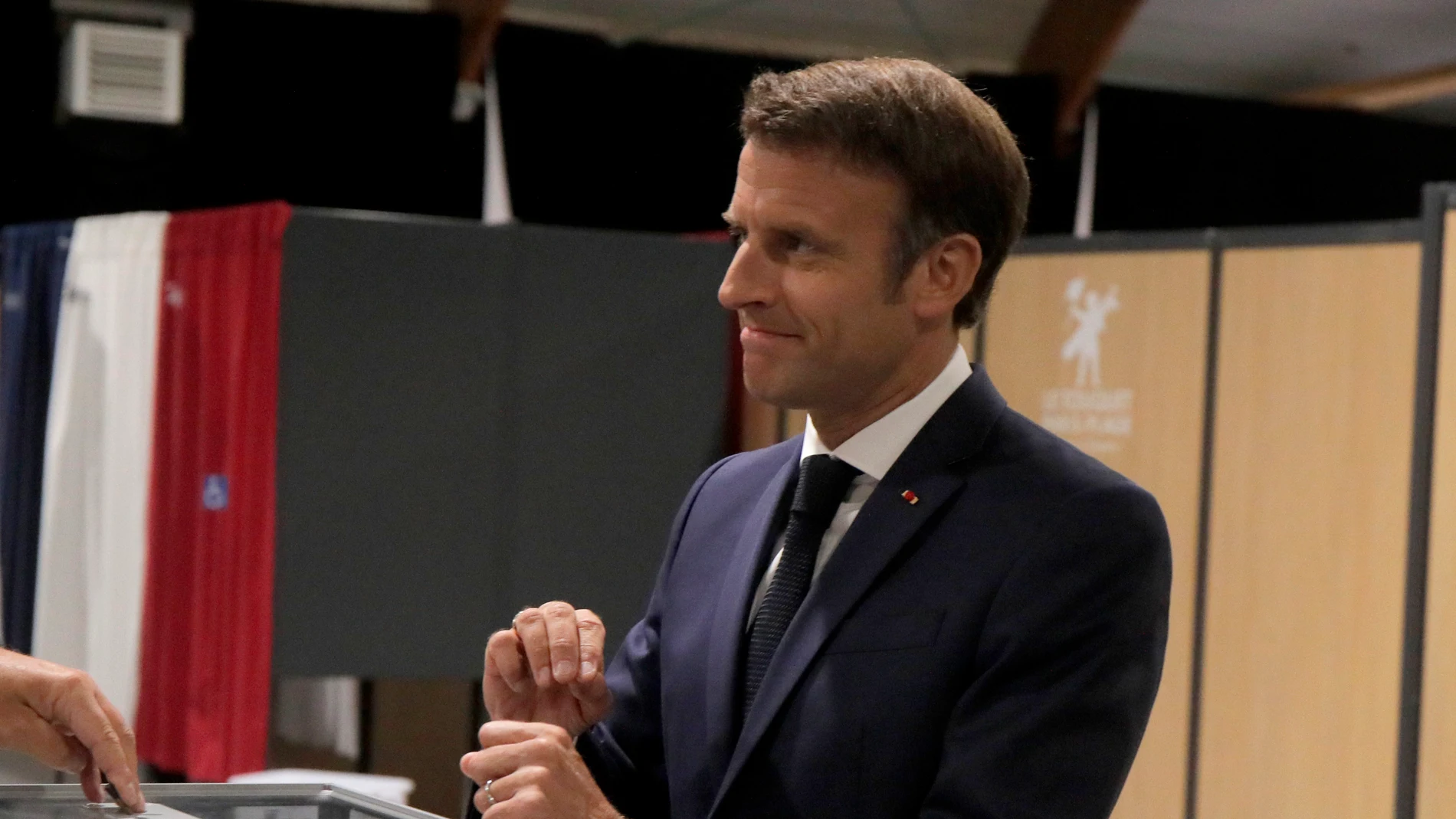El presidente francés Emmanuel Macron vota en las elecciones legislativas francesas