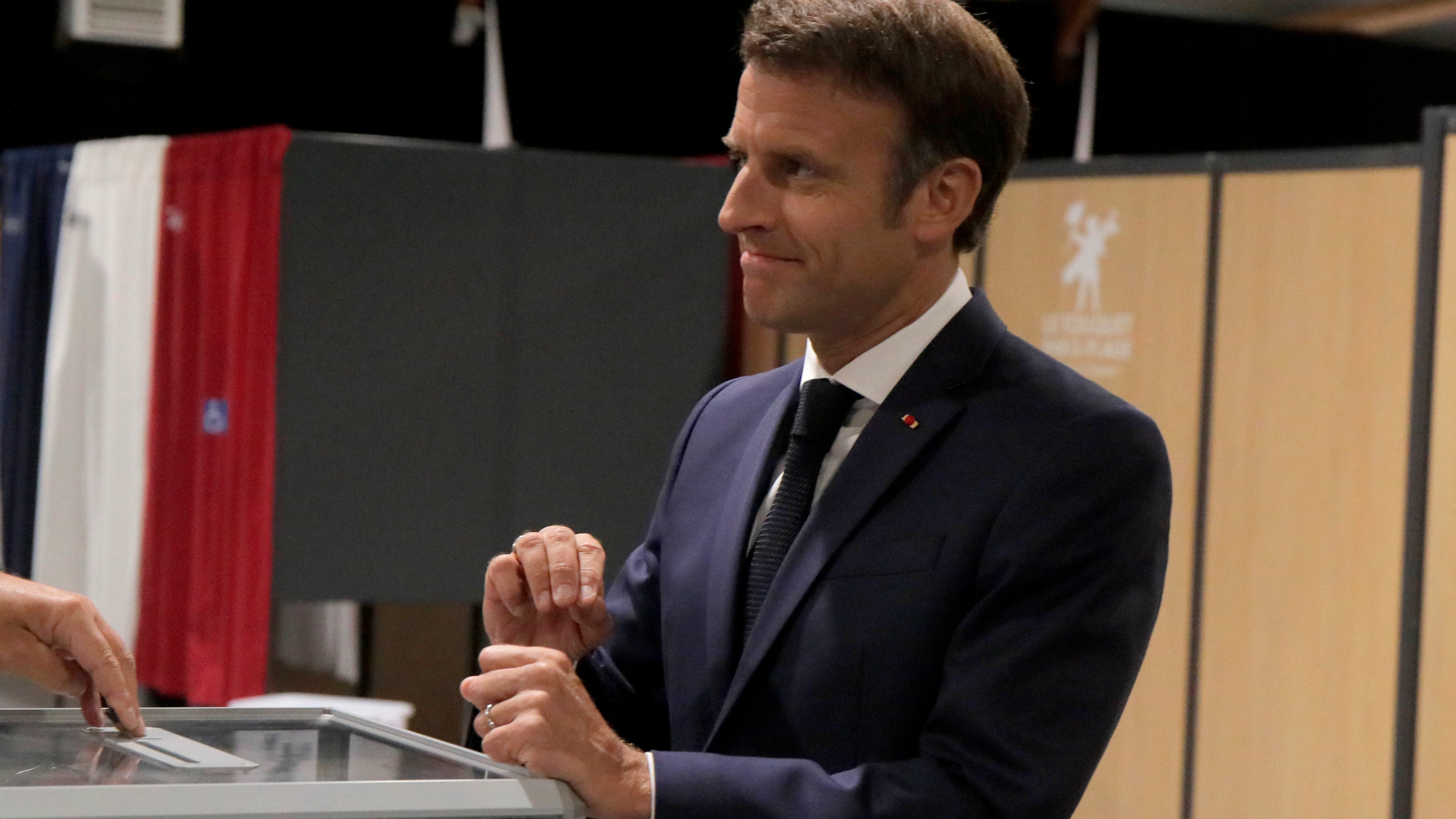 El presidente francés Emmanuel Macron vota en las elecciones legislativas francesas El presidente francés Emmanuel Macron vota en las elecciones legislativas francesas