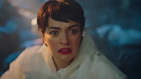 Safiye, avergonzada al ser consciente que todos sus vecinos han descubierto su gran secreto Safiye, avergonzada al ser consciente que todos sus vecinos han descubierto su gran secreto