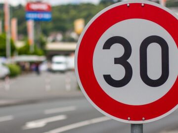 Señal de límite de velocidad de 30 km/h