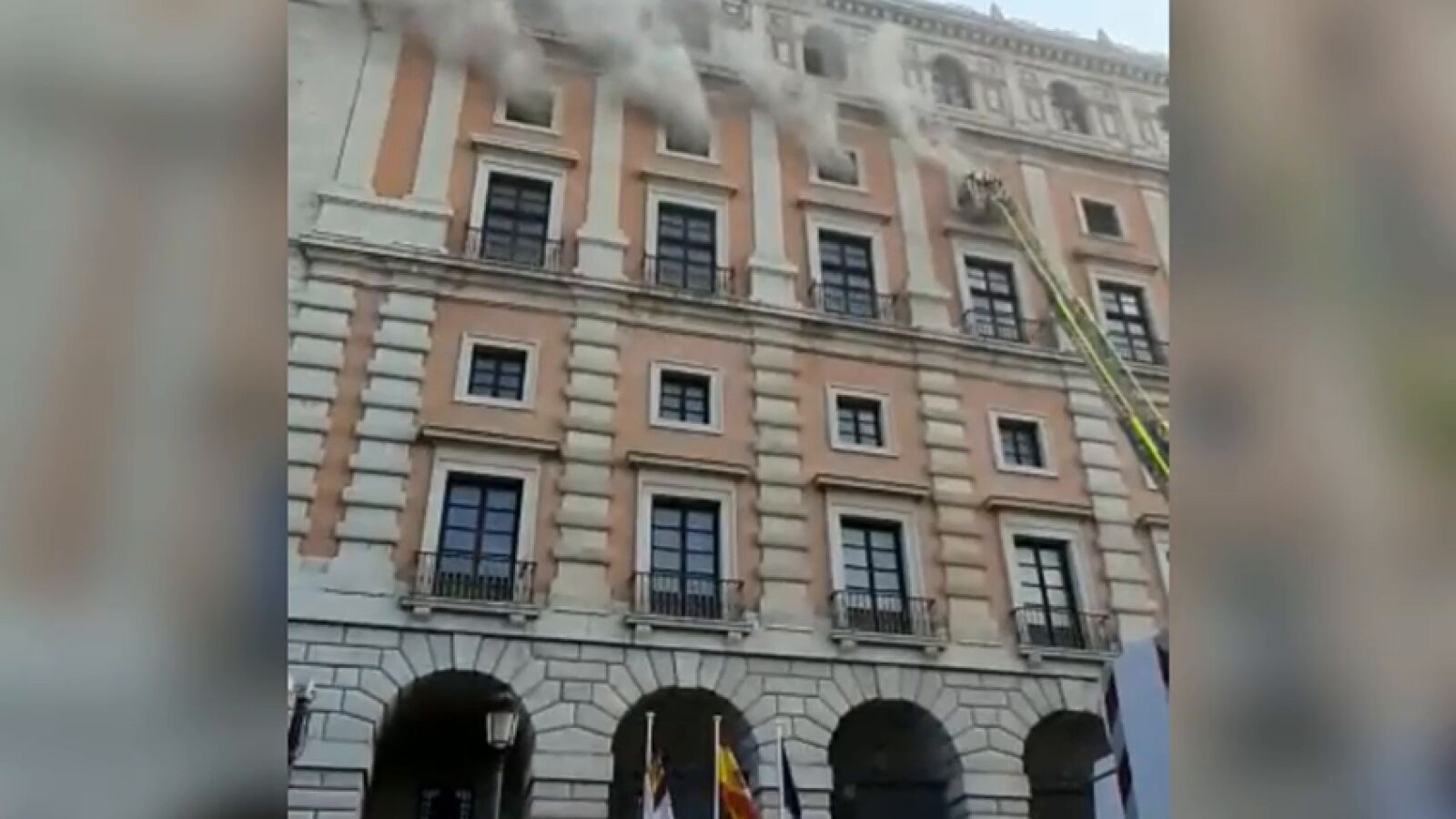 Controlado el incendio del Alcázar de Toledo mientras continúa el trabajo de los bomberos
