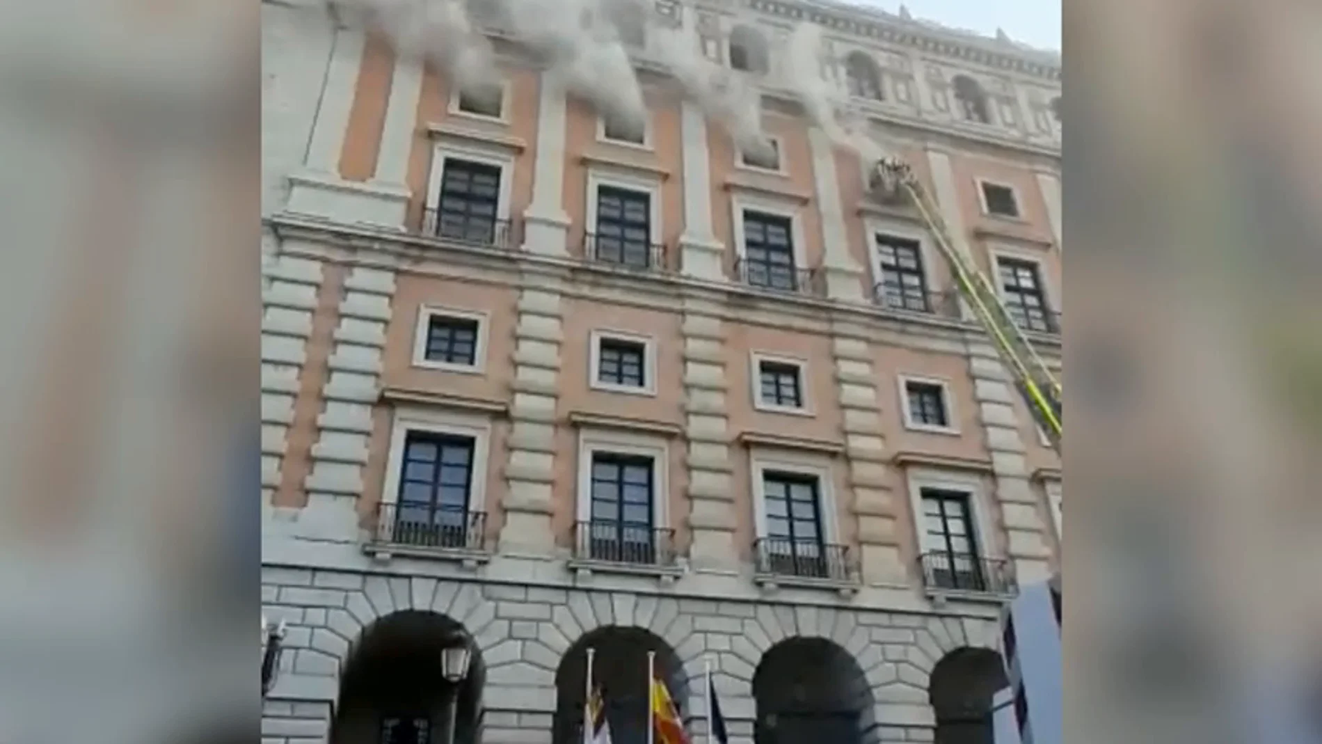 Controlado el incendio del Alcázar de Toledo mientras continúa el trabajo de los bomberos