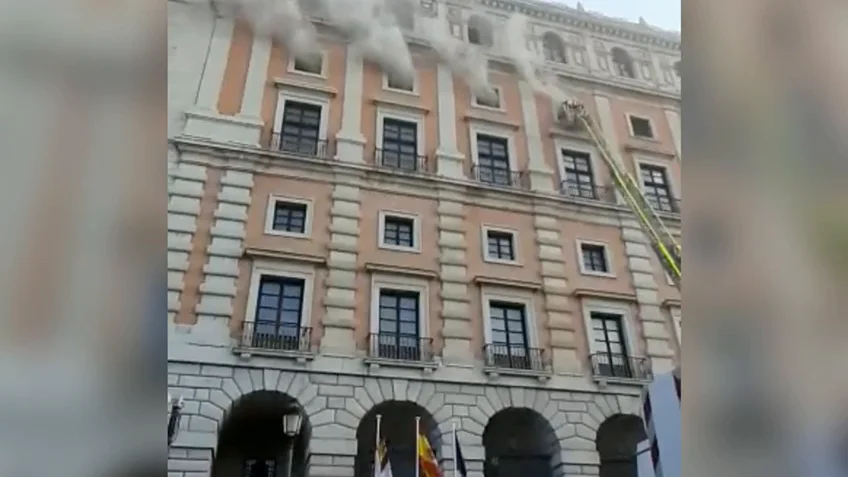 Controlado el incendio del Alcázar de Toledo mientras continúa el trabajo de los bomberos Controlado el incendio del Alcázar de Toledo mientras continúa el trabajo de los bomberos