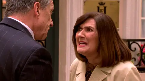 Carmen pierde los nervios y agrede a Uriarte tras sus hirientes palabras Carmen pierde los nervios y agrede a Uriarte tras sus hirientes palabras