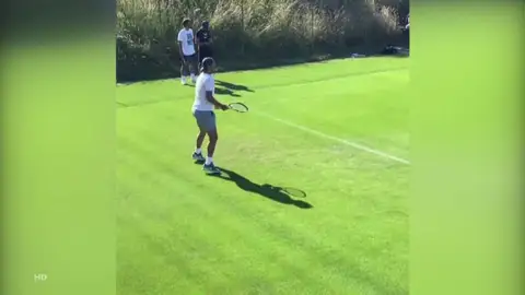 Nadal ya entrena sobre la hierba de Londres a una semana del comienzo de Wimbledon Nadal ya entrena sobre la hierba de Londres a una semana del comienzo de Wimbledon