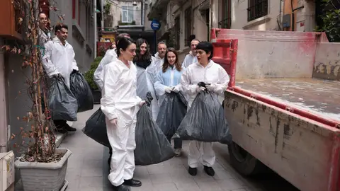 Todos los vecinos ayudan a Safiye a vaciar el piso lleno de basura: “Somos una gran familia”  Todos los vecinos ayudan a Safiye a vaciar el piso lleno de basura: “Somos una gran familia”