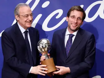  El alcalde de Madrid, José Luis Martínez-Almeida, junto al presidente del Real Madrid, Florentino Pérez