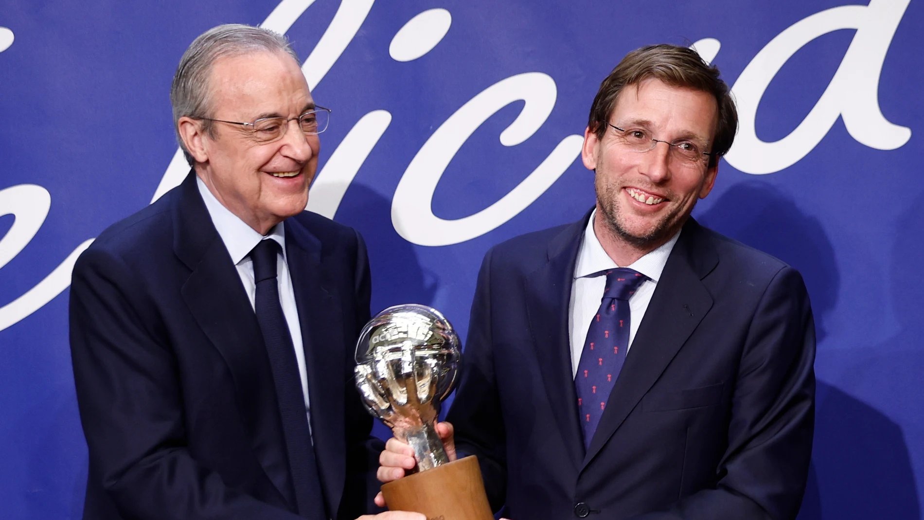  El alcalde de Madrid, José Luis Martínez-Almeida, junto al presidente del Real Madrid, Florentino Pérez