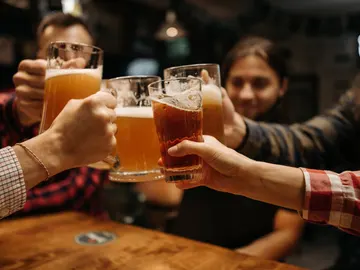 Amigos tomando cerveza. Amigos tomando cerveza.