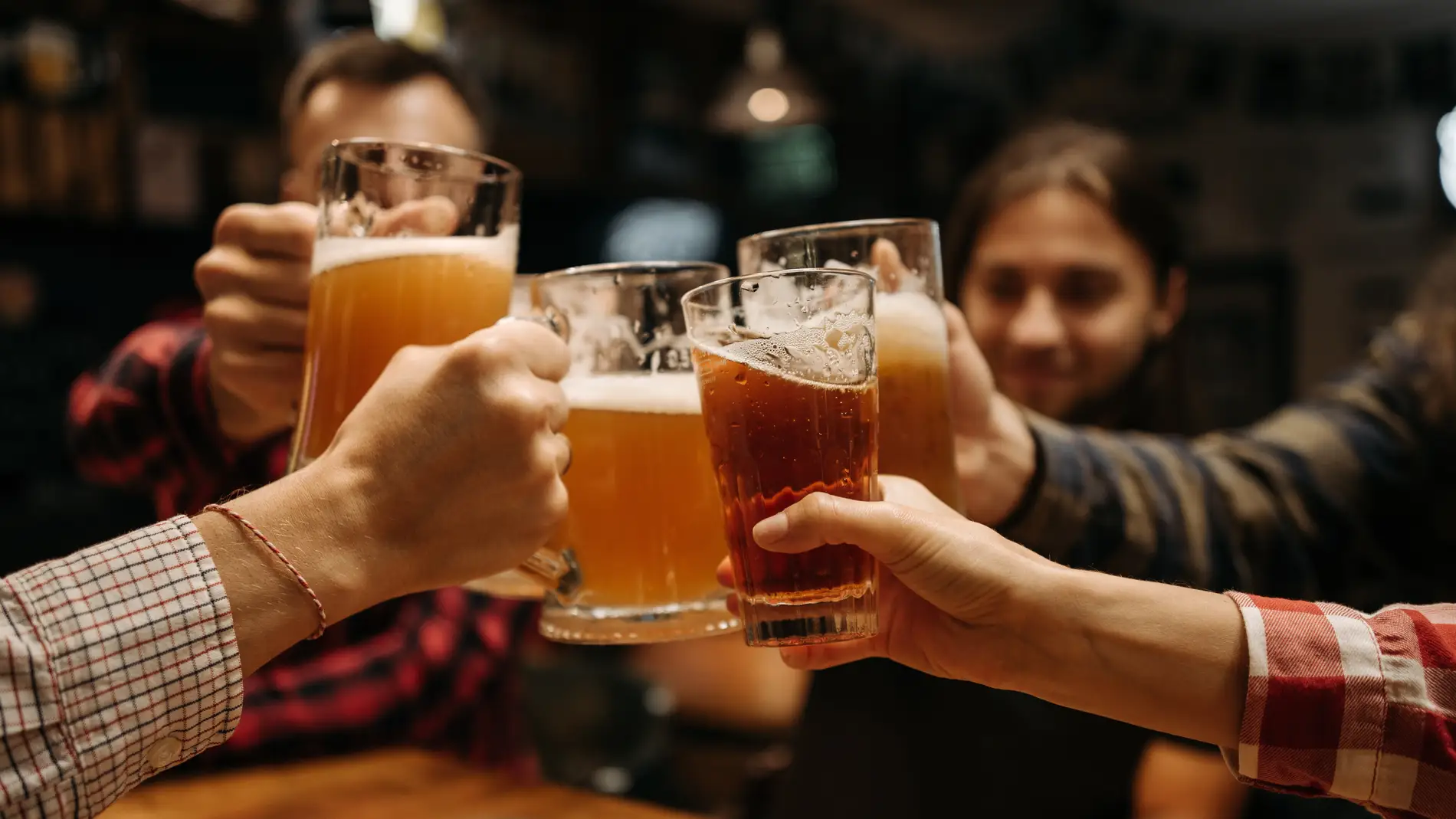 Amigos tomando cerveza.