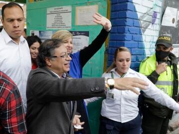 El candidato a la presidencia de Colombia Gustavo Petro llega junto a su esposa Verónica Alcocer a un centro de votación