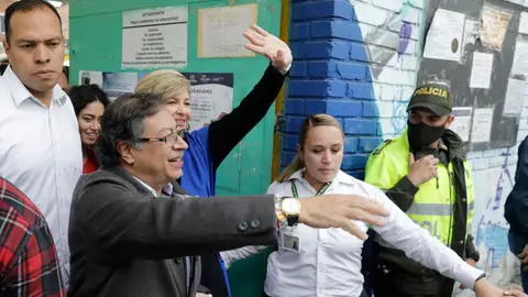 El candidato a la presidencia de Colombia Gustavo Petro llega junto a su esposa Verónica Alcocer a un centro de votación El candidato a la presidencia de Colombia Gustavo Petro llega junto a su esposa Verónica Alcocer a un centro de votación