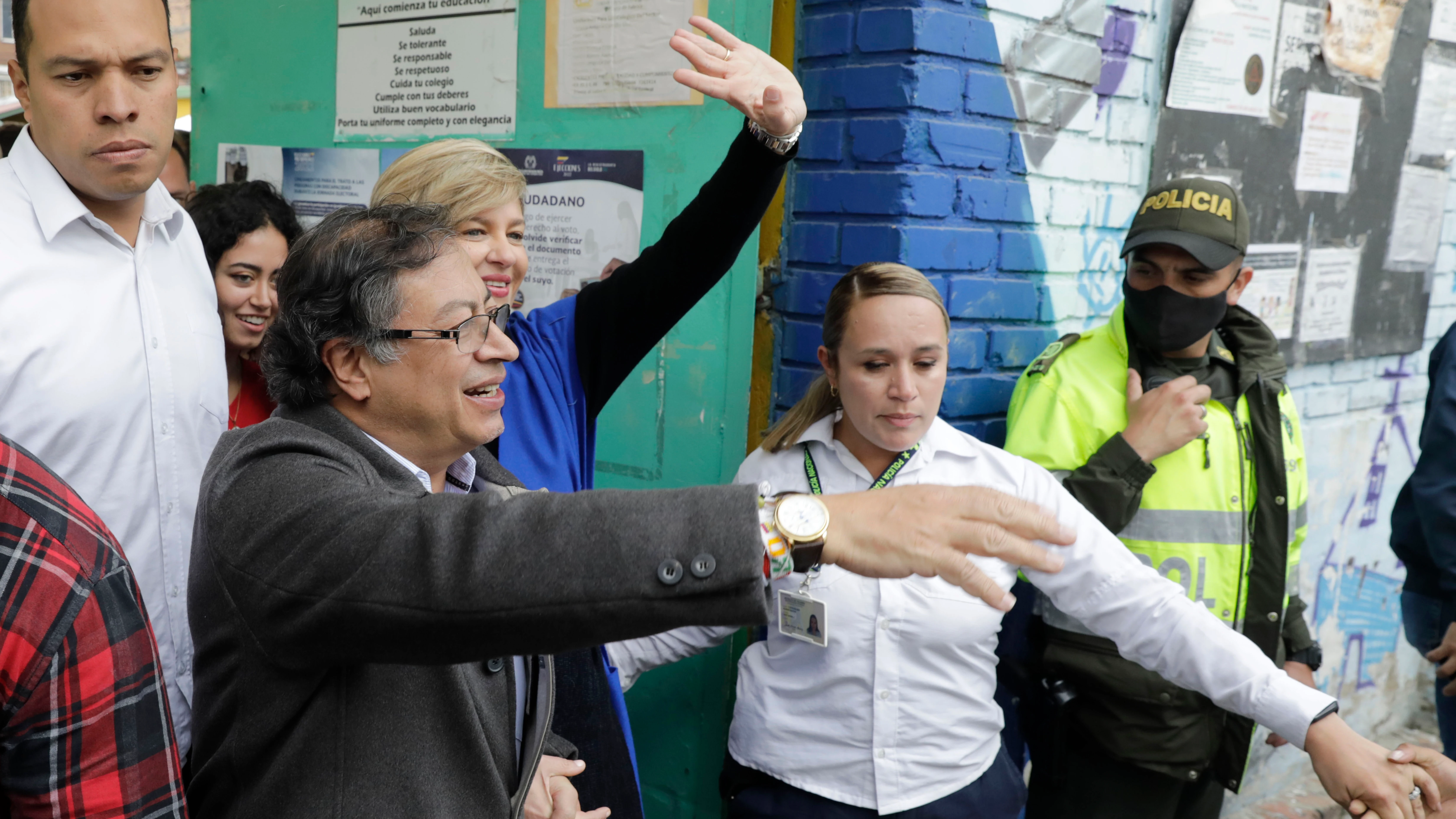 El candidato a la presidencia de Colombia Gustavo Petro llega junto a su esposa Verónica Alcocer a un centro de votación El candidato a la presidencia de Colombia Gustavo Petro llega junto a su esposa Verónica Alcocer a un centro de votación